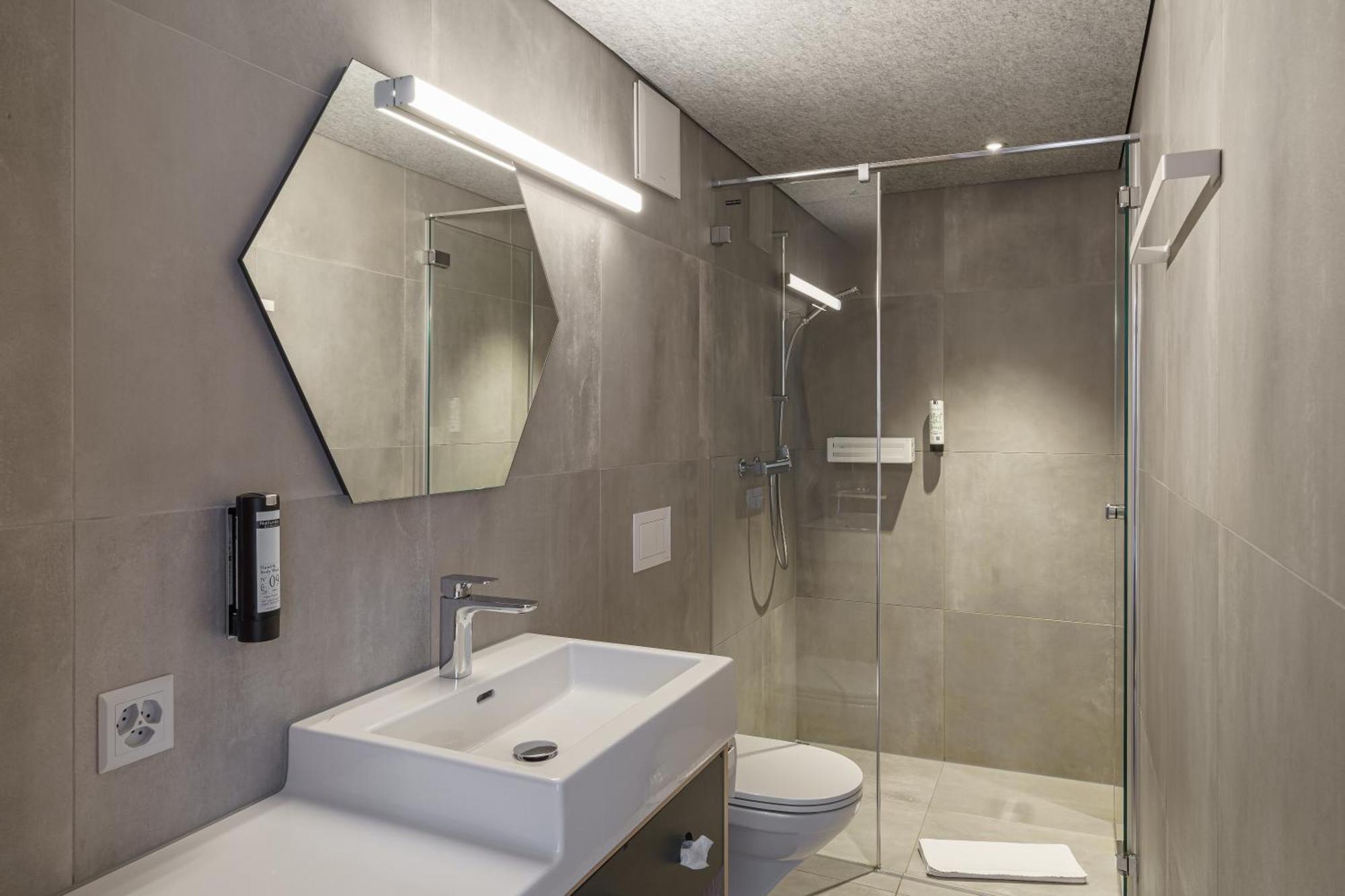 The Lab Capsule Hotel Thun Bagian luar foto