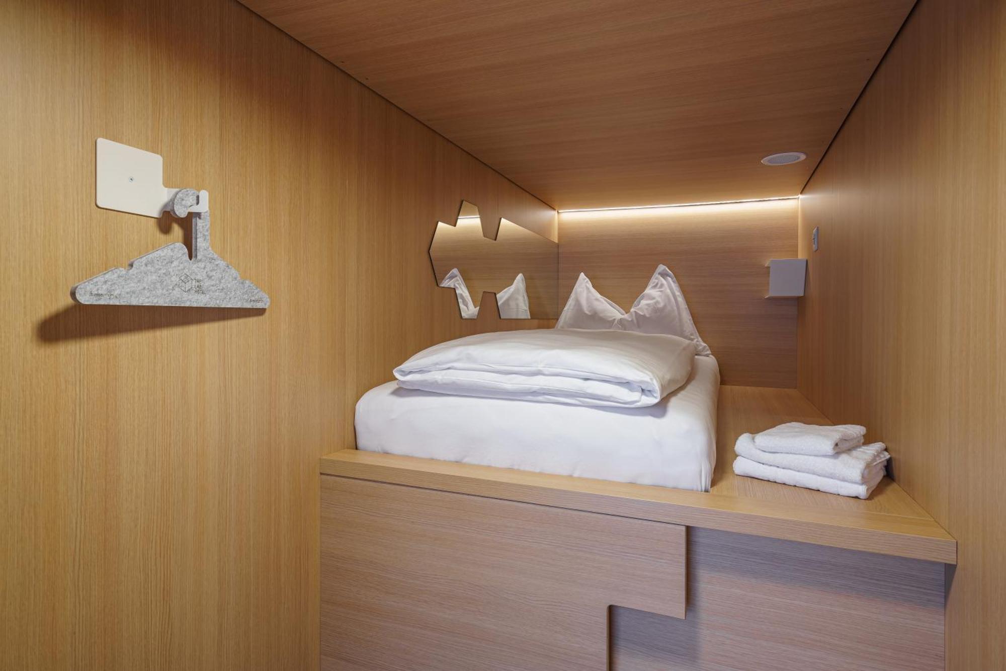 The Lab Capsule Hotel Thun Bagian luar foto